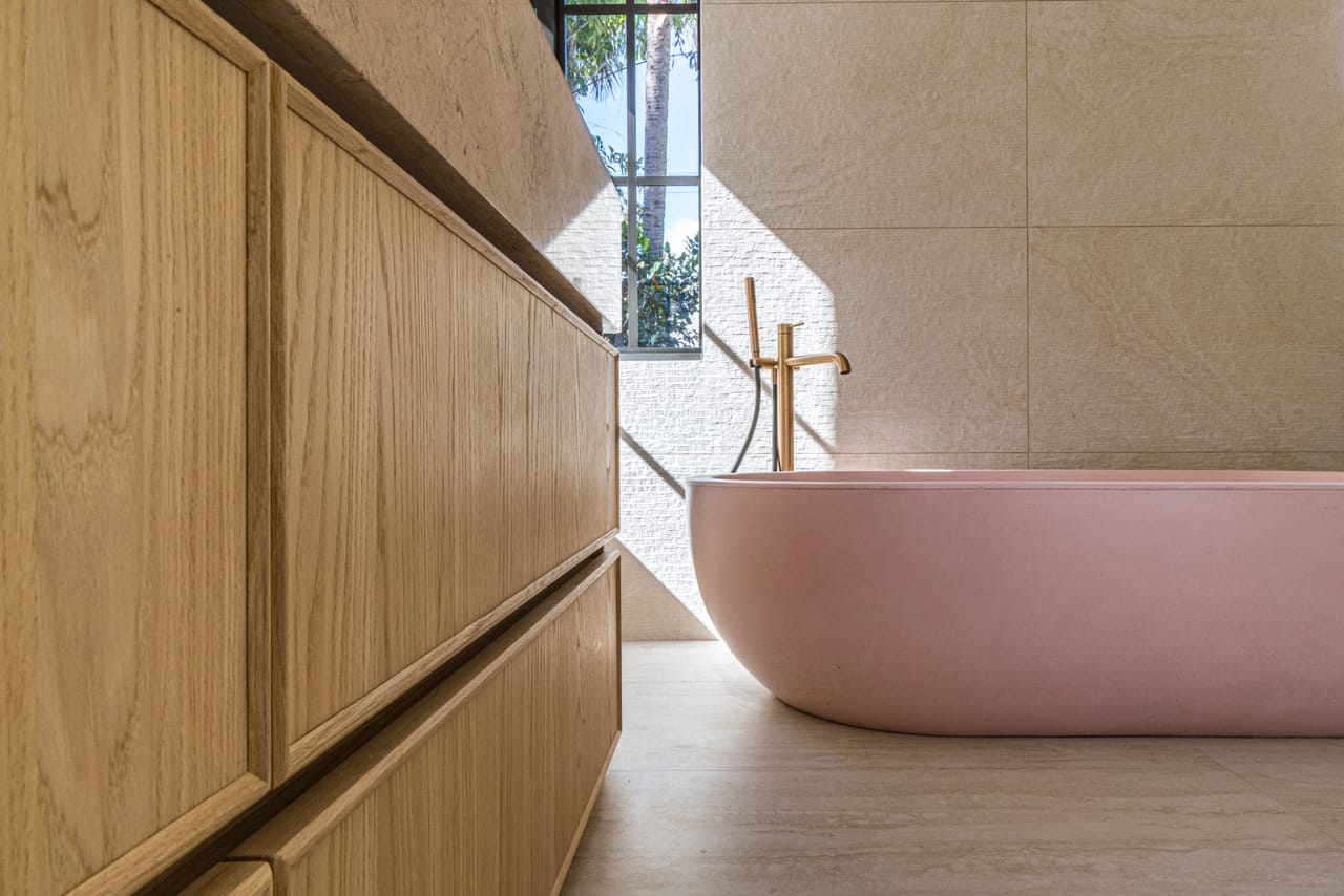 Oak-panelled bathroom with fluted millwork